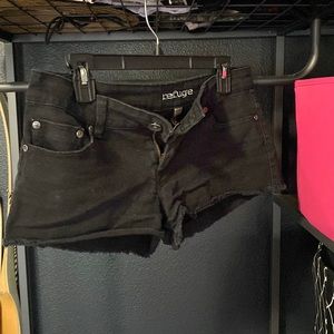 Black refuge short shorts